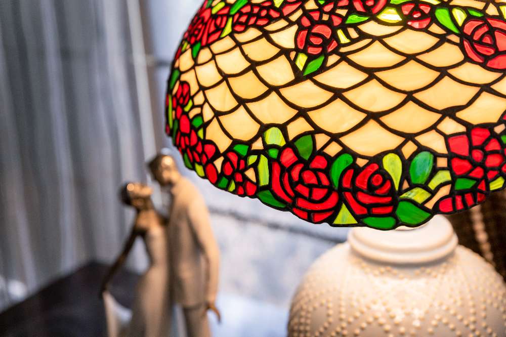 Stained glass Tiffany Lamp-Rose Garland-crimson